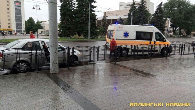 У центрі Луцька легковик збив велосипедиста. ФОТО
