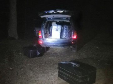 На Волині шукають контрабандистів, які кинули в лісі запакований сигаретами Jeep. ФОТО