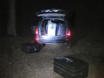 На Волині шукають контрабандистів, які кинули в лісі запакований сигаретами Jeep. ФОТО