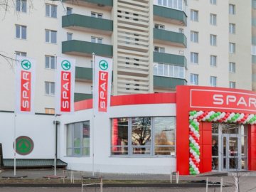 У Луцьку дозволили поставити рекламу на газонах, бо «це вимагав магазин»