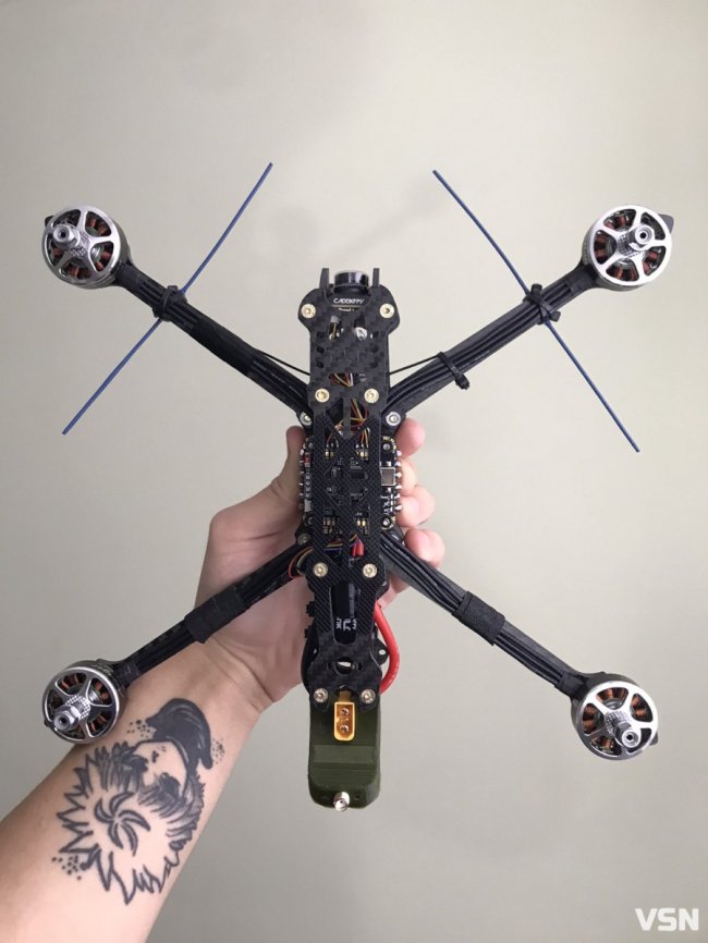Юнак із Волині власноруч зібрав для ЗСУ десяток FPV-дронів