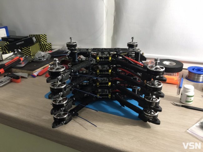 Юнак із Волині власноруч зібрав для ЗСУ десяток FPV-дронів