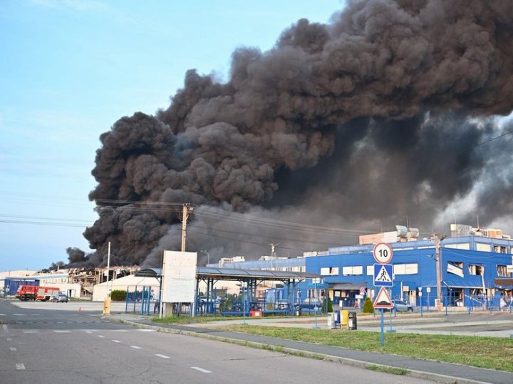 У Мукачеві другу добу гасять пожежу після російського обстрілу