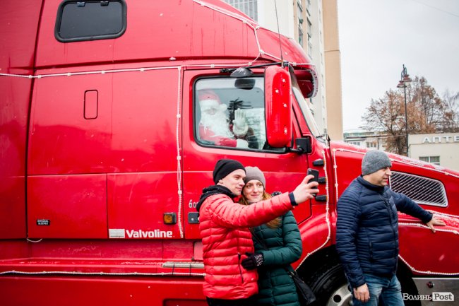 Центр Луцька «поставила на вуха» новорічна фура «Coca-Cola». ФОТО