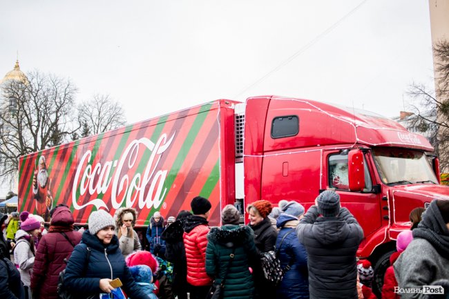 Центр Луцька «поставила на вуха» новорічна фура «Coca-Cola». ФОТО