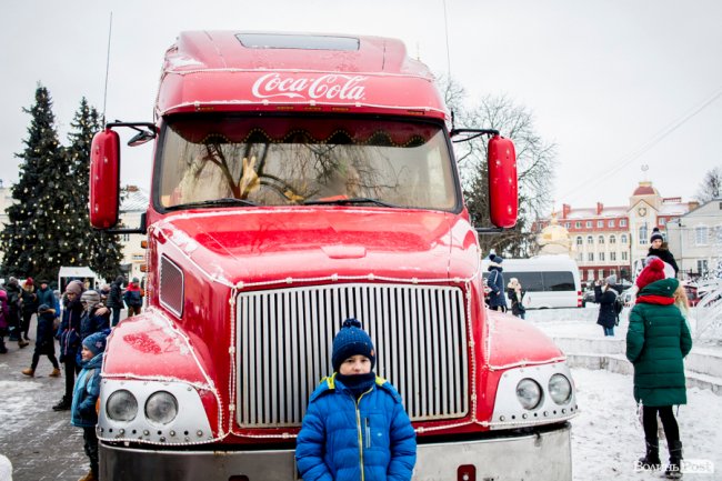Центр Луцька «поставила на вуха» новорічна фура «Coca-Cola». ФОТО