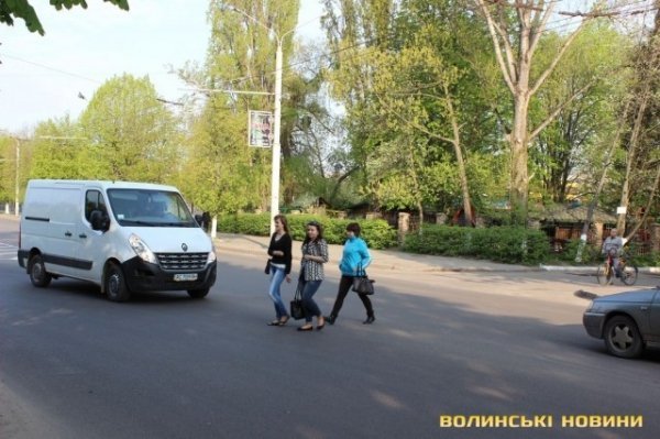 У Луцьку активісти вчили пішоходів переходити дорогу. ФОТО