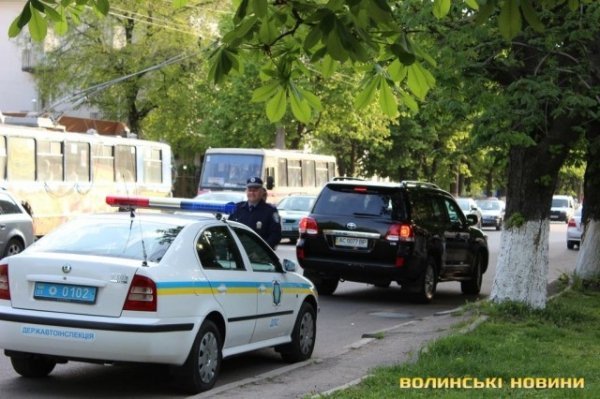 У Луцьку активісти вчили пішоходів переходити дорогу. ФОТО