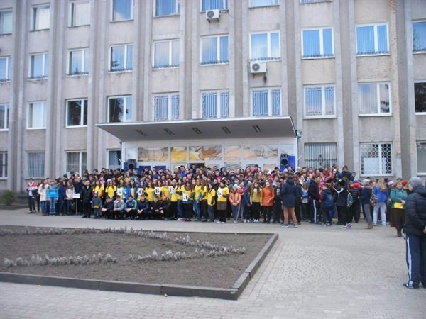 Ковельський рекорд - молодь вишикувалась у формі тризуба. ФОТО