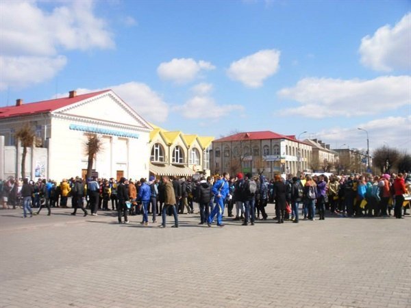 Ковельський рекорд - молодь вишикувалась у формі тризуба. ФОТО