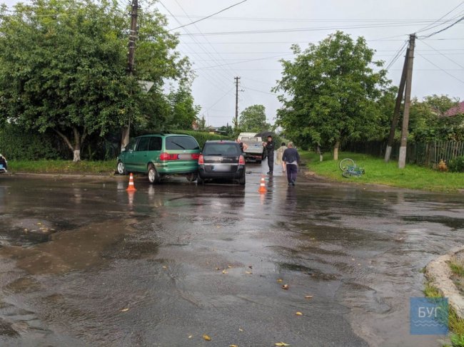 На перехресті у Нововолинську – аварія, одна з автівок врізалась в електроопору. ФОТО