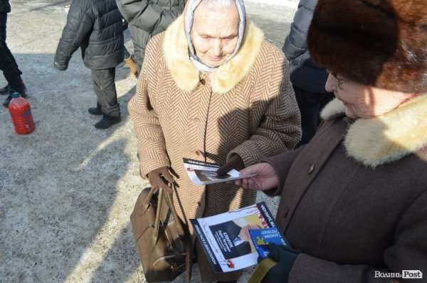 «Кров», міліція і сутичики: у Луцьку відвідали заклади регіоналів. ФОТО