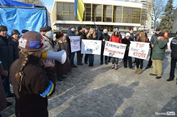 «Кров», міліція і сутичики: у Луцьку відвідали заклади регіоналів. ФОТО