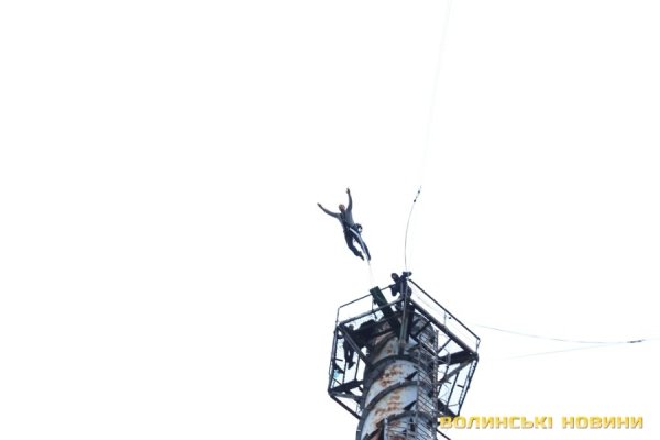 У Луцьку закрили сезон стрибків з труби заввишки 50 метрів. ФОТО
