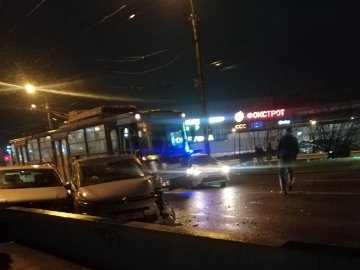 Аварії зі значною кількістю пошкоджених автомобілів спричинили затори на мосту у Луцьку. ФОТО