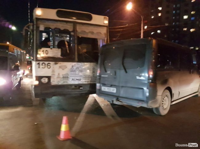 У Луцьку - аварія за участі легковика, буса і тролейбуса. ФОТО