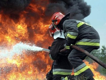 Неподалік Луцька горіла господарська споруда: причина пожежі встановлюється