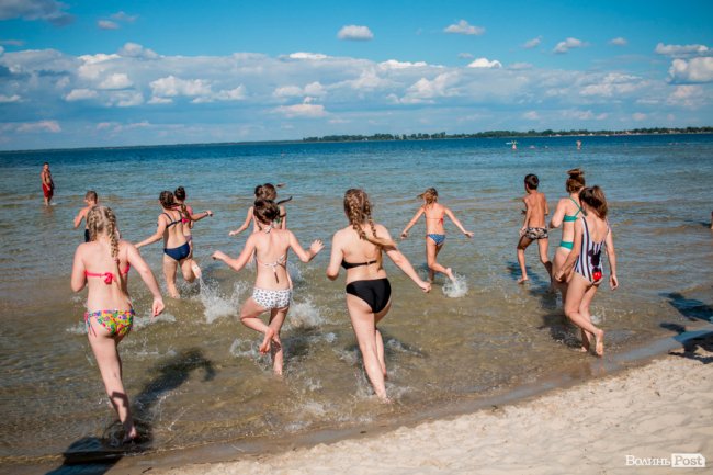 Незабутні знайомства і розваги: як діти з Луганщини провели день у таборі на Світязі. ФОТО