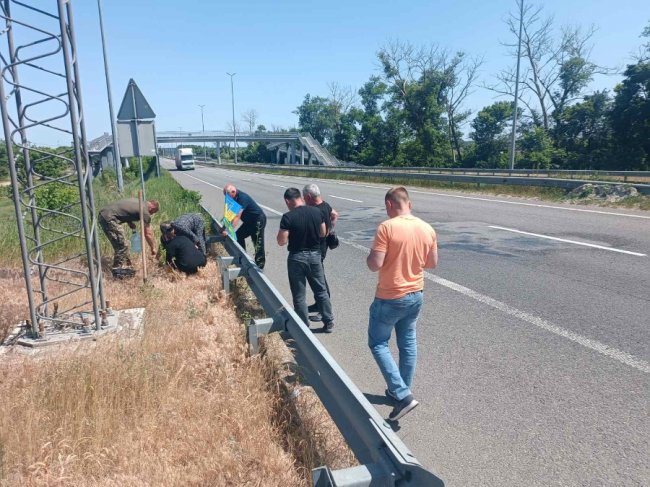 Рідні Героя з Волині встановили меморіальну дошку недалеко від місця його загибелі. ФОТО