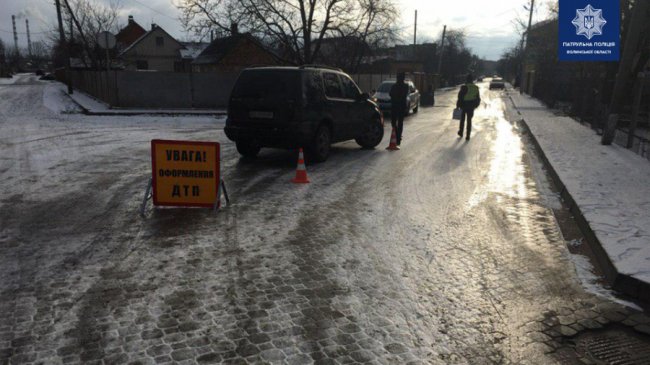 У Луцьку через негоду зіткнулися дві автівки