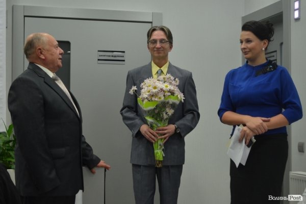 Голова волинського осередку УТОС Юрій Симончук (зліва) дякує Тетяні Єремеєвій за її благодійну діяльність