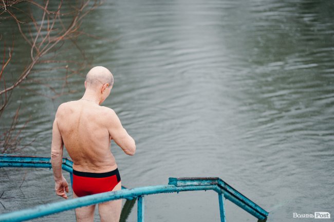 Водохреще у Луцьку: освячення води в річці Стир та занурення лучан. ФОТОРЕПОРТАЖ
