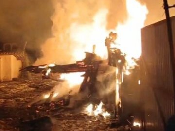 Худоба згоріла живцем: в обійсті волонтера з Волині сталася пожежа. ВІДЕО 