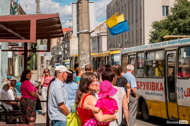 Синьо-жовтий Луцьк: як місто чепуриться до святкувань. ФОТО