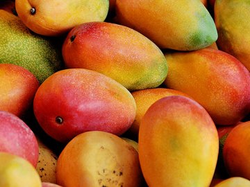 На «Ягодині» вилучили понад пів тонни екзотичних фруктів