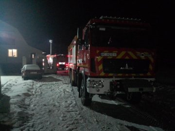 У Луцьку дві вантажівки застрягли у снігу