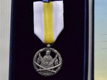 До Волинського краєзнавчого музею передали нагрудний знак Головнокомандувача ЗСУ «За сприяння війську»