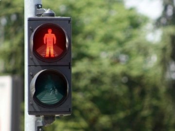 Лучани просять встановити світлофор між ЦУМом та готелем «Україна»