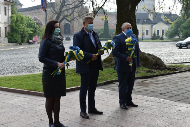 На Замковій площі у Луцьку вшанували жертв політичних репресій. ФОТО