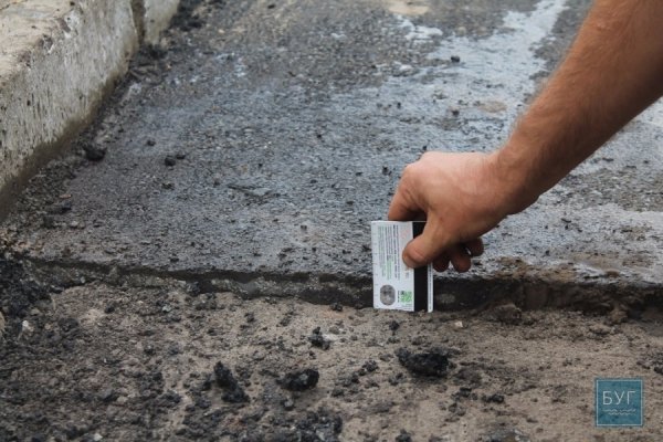 Наремонтували: у Володимирі-Волинському асфальт можна зняти руками. ФОТО. ВІДЕО