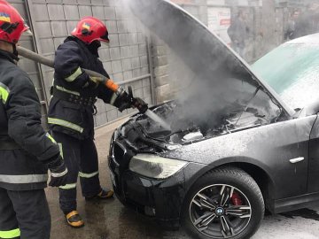 У Рівному під час руху загорівся ВMW. ФОТО