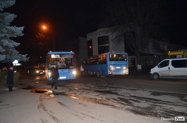 Аварія у Луцьку: в маршрутки відлетіло колесо. ФОТО