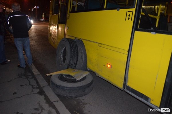Аварія у Луцьку: в маршрутки відлетіло колесо. ФОТО
