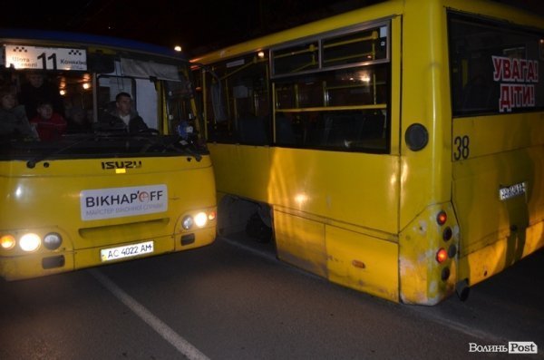 Аварія у Луцьку: в маршрутки відлетіло колесо. ФОТО