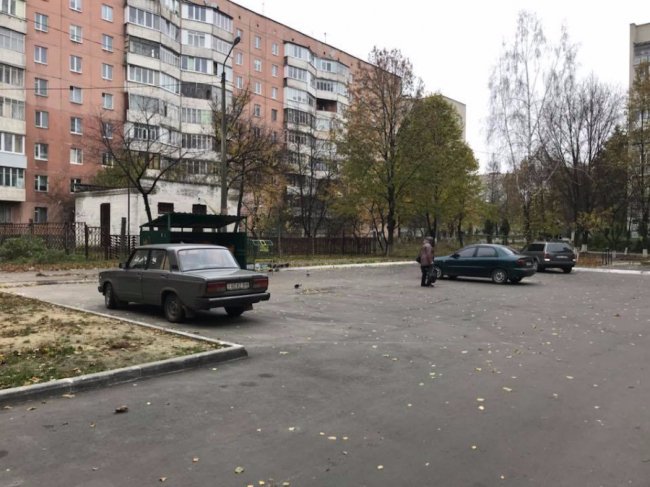 Не чекай «манни небесної»: у Луцьку мешканці будинку облаштували парковку