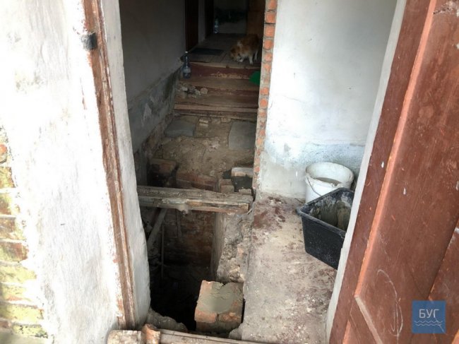 У Нововолинську в під'їзді будинку обвалилася підлога, коли заходила мама з візочком. ВІДЕО