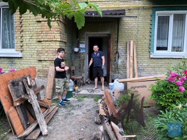 У Нововолинську в під'їзді будинку обвалилася підлога, коли заходила мама з візочком. ВІДЕО