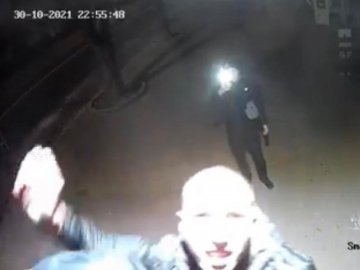 У центрі Луцька вандали намагалися зірвати камеру відеоспостереження зі «Smart табло»: юнаків шукають. ВІДЕО