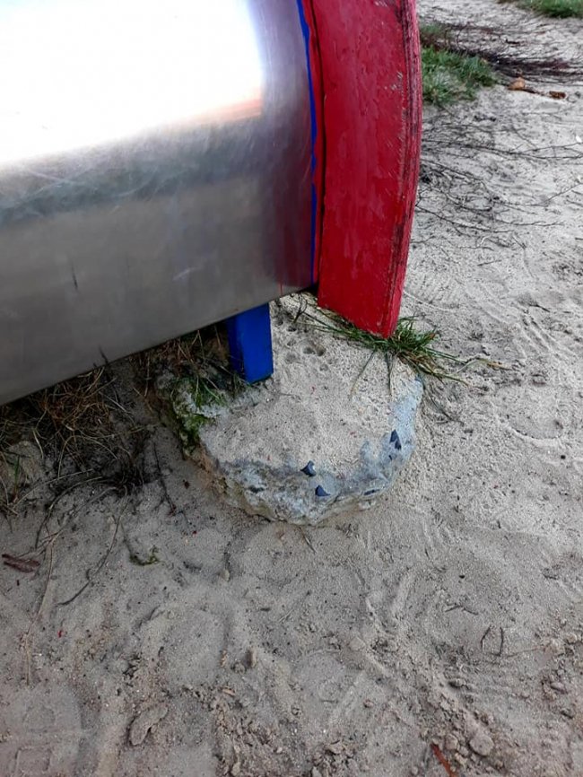 У селищі на Волині – небезпечний дитячий майданчик. ФОТО