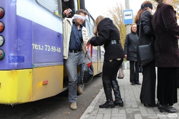 У Луцьку «на ділі» показали, як живеться незрячим. ФОТО