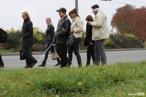У Луцьку «на ділі» показали, як живеться незрячим. ФОТО