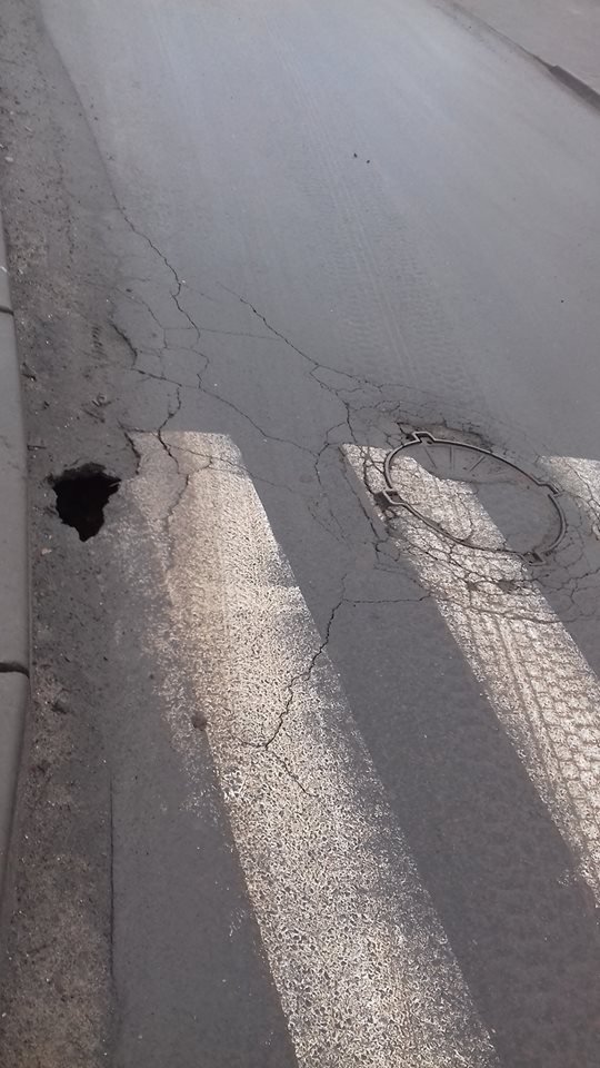 На луцькій вулиці – небезпечна діра в асфальті. ФОТО