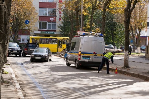 На луцькій дорозі – небезпека через відкритий люк. ФОТО