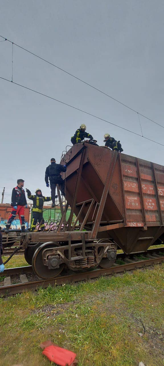 У Луцьку на залізничному вагоні хлопця вдарило струмом, діставали рятувальники. ФОТО