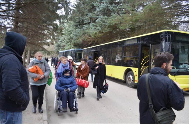 Онкохворих дітей з-під обстрілів евакуювали до Польщі
