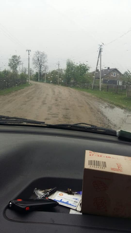 «Нагадує дрібну пральну дошку»: волинянка обурена станом дороги поблизу Ковеля